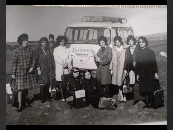 1- Diyarbakır'ın yerlisi ailelerden Mardinkapi Şark garajı sahibi Hacı Vedat Beg'in kızı Öğretmen Kevser önder Baritugan (En sağdaki siyah mantolu) 1969 senesi Peyas köyüne staja giderken. Arkadaki Dagkapı durağının tanınmış muavini Nesimi kardeşimiz.