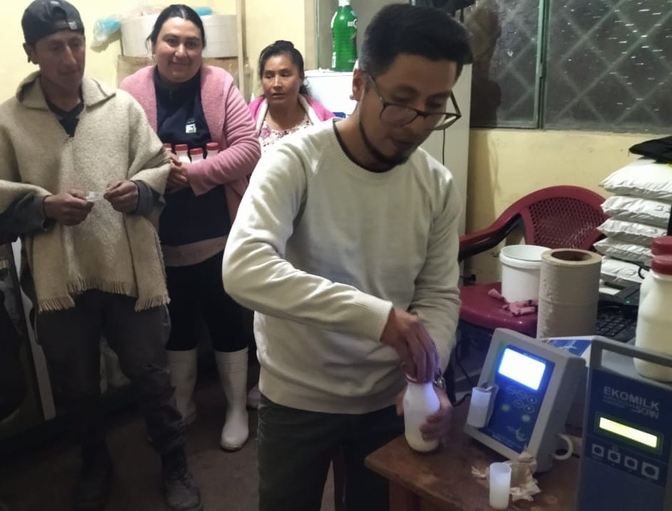 GrupoSocialFEPP's tweet photo. 𝟰𝟬 𝗣𝗥𝗢𝗗𝗨𝗖𝗧𝗢𝗥𝗘𝗦 𝗗𝗘 𝗟𝗘𝗖𝗛𝗘 𝗖𝗔𝗣𝗔𝗖𝗜𝗧𝗔𝗗𝗢𝗦
Para beneficio de 50 familias de SantaMarthadeCuba #Tucán,se capacitó en control de calidad de leche a proveedores de INCCA PROMSA, que entregan 110mil litros al mes ($50 mil)gracias a #Fepp y @BROT_furdiewelt https://t.co/4kaepBJJJP