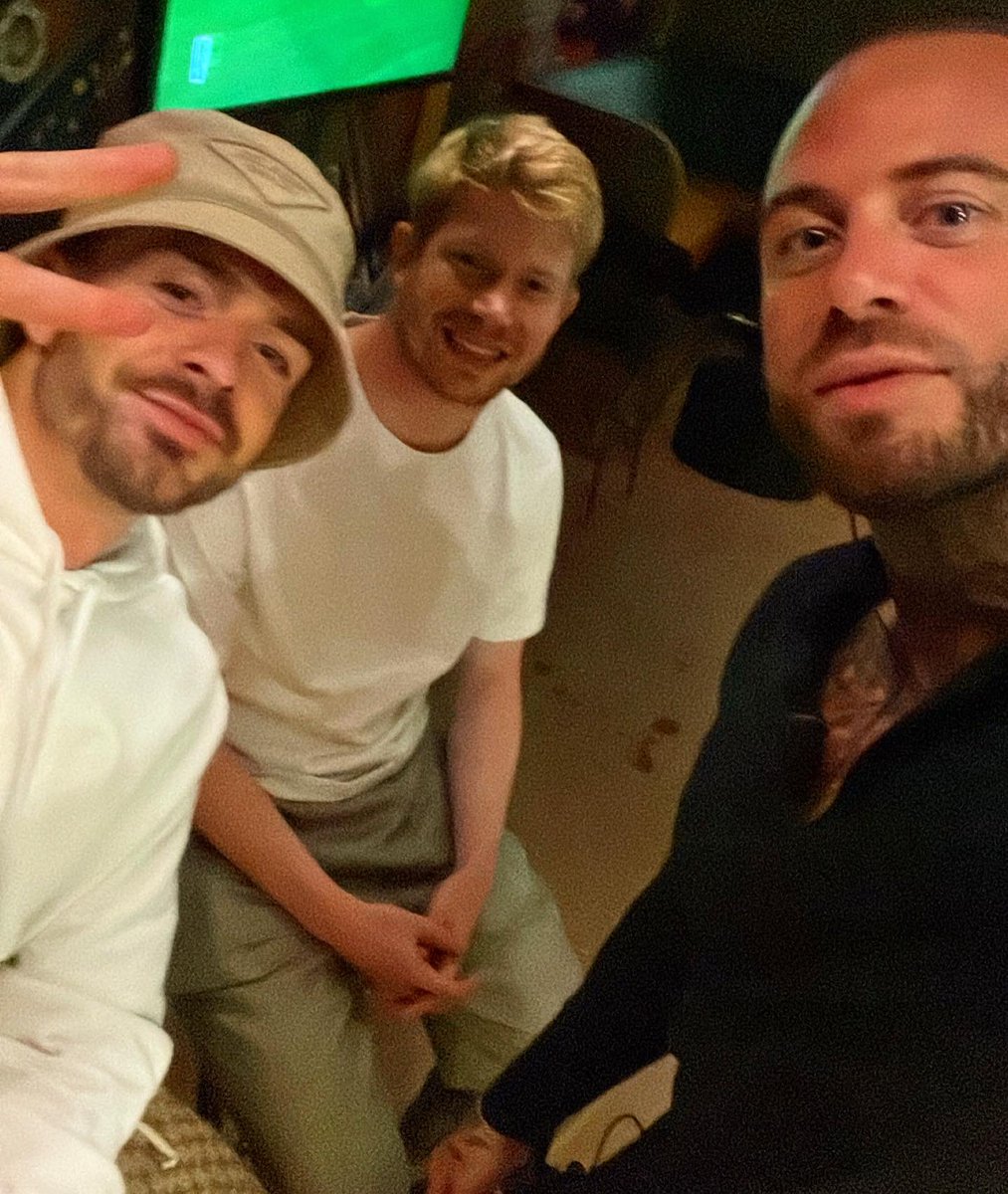 I quickly came to realise I maybe the weak link in this midfield 😮‍💨

<a href="/KevinDeBruyne/">Kevin De Bruyne</a> <a href="/JackGrealish/">Jack Grealish</a> couple of top lads 🤙🏽