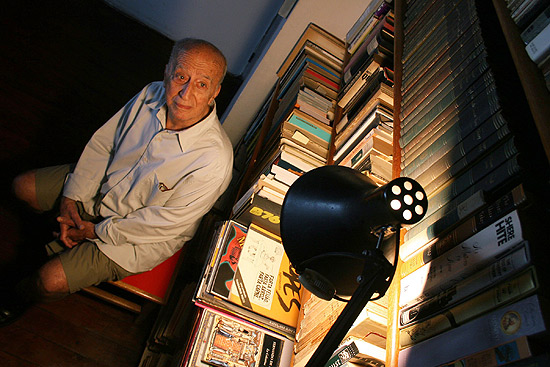 “Com muita sabedoria, estudando muito, pensando muito, procurando compreender tudo e todos, um homem consegue, depois de mais ou menos quarenta anos de vida, aprender a ficar calado.”

—Millôr Fernandes