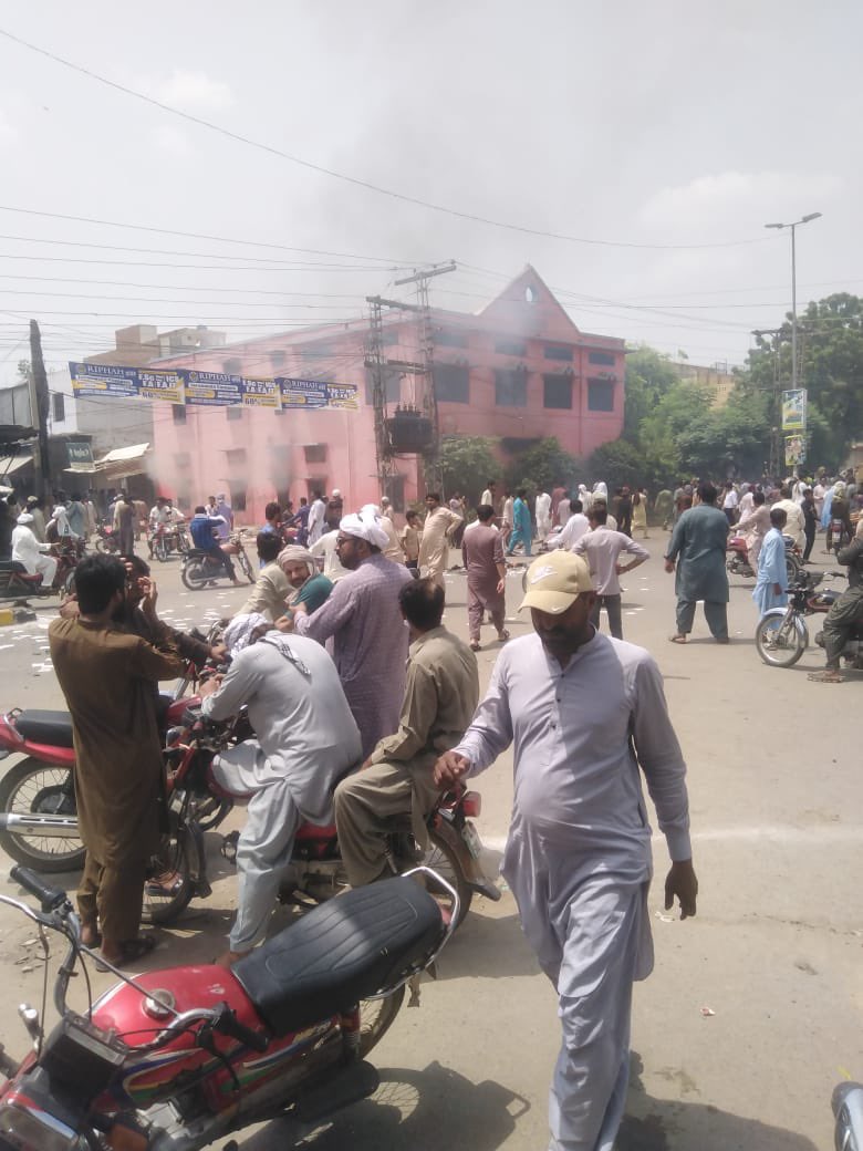 ashershafi's tweet photo. Churches, Holy Bibles, Cross and Homes of Christians have been burnt. Highly condem the attacks on Christians in Pakistan #Jaranwala #Faisalabad #christiansinpakistan https://t.co/jFNxkPItK2