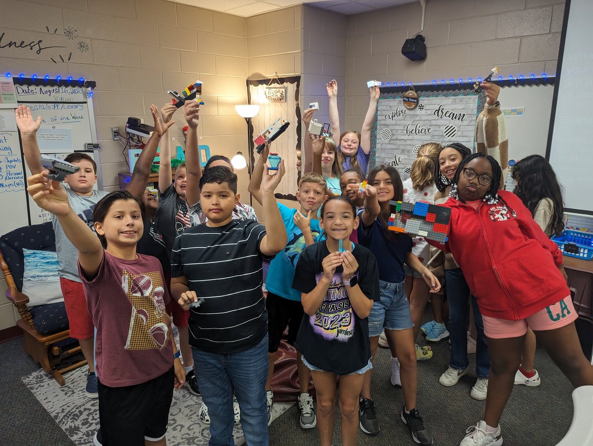 Morning meeting lego challenge. Make something that represents you with Legos. Great job fifth grade!!
#ese_SOAR
#humbleisd