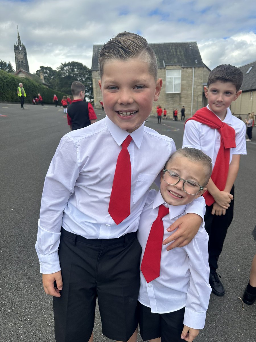 MissBallBPS's tweet photo. Meeting some familiar faces in the playground. 😜 #proudsiblings @BPS_P1 ❤️🖤 https://t.co/XAw6izIAXL