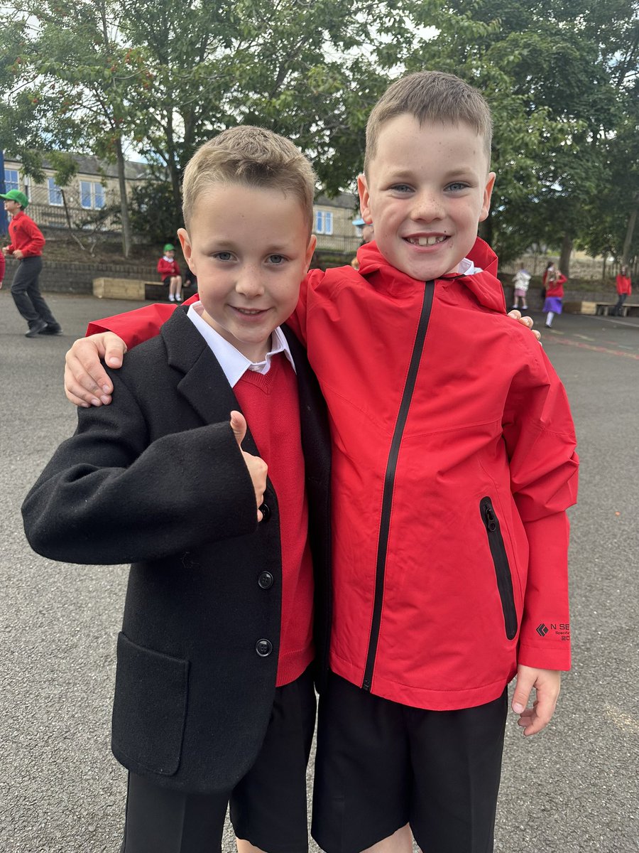 MissBallBPS's tweet photo. Meeting some familiar faces in the playground. 😜 #proudsiblings @BPS_P1 ❤️🖤 https://t.co/XAw6izIAXL