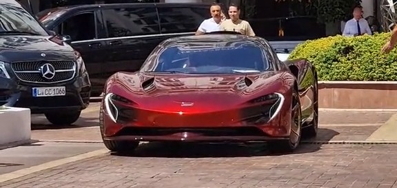 DubaimediaTv's tweet photo. The Qatari prince arrives in Cannes with his extremely rare McLaren Speedtail, valued at over €2.5 million. 😱

#RivieraSuperCar #CannesSuperCar #Edition2023Cannes #DubaiMediaTV #UAESummerRivieraMedia #UAESuperCar #UAERivieraMedia #McLaren #Qatar #Luxury https://t.co/KMLSO7U8vW