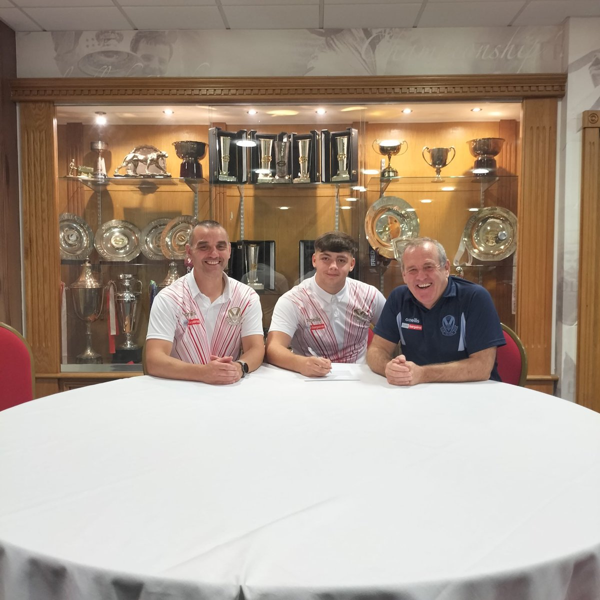 AshtonBears's tweet photo. Congratulations and best wishes to our very own Alfie Shearer.
We are delighted to announce that he has officially signed for Saints Academy. 
All are immensely proud of you, especially your coaches. 
Coach Kieron was delighted to be by your side. 

Once a Bear, Always a Bear! 🐻 https://t.co/cWwX329DR9