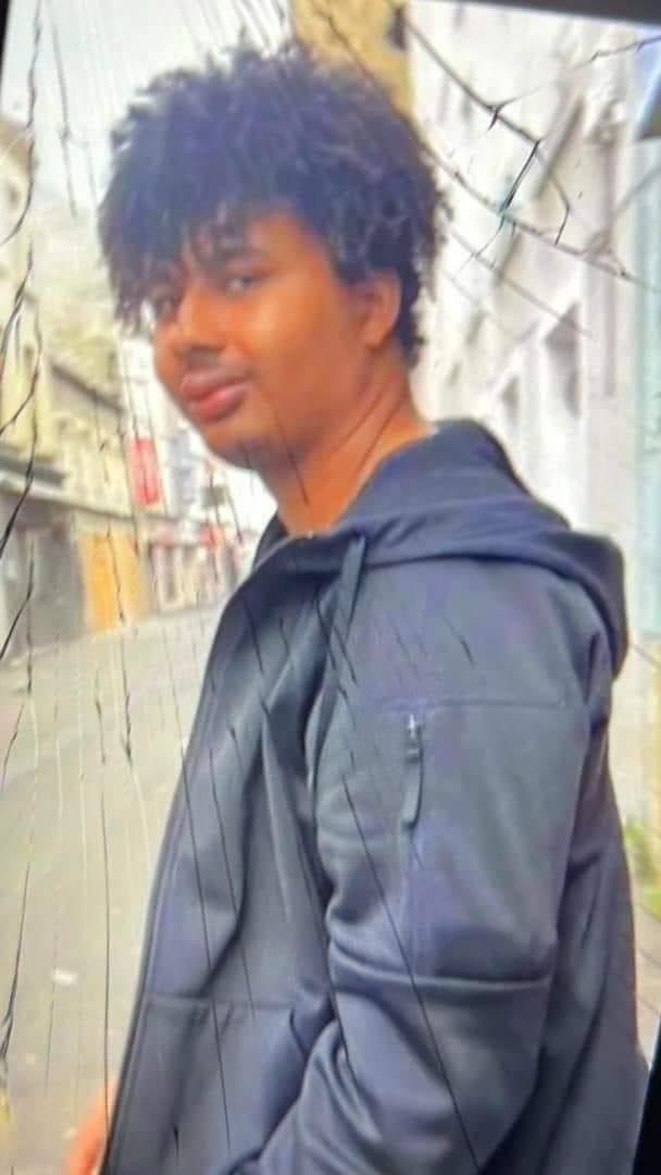 capTercio's tweet image. Este es Oumar NDIAYE, el monstruo ya fichado por la policía francesa que se coló dentro de la casa de una mujer en Cherburgo, la agredió física y sexualmente y la empaló con el palo de una escoba perforándole útero, colon, intestino grueso, peritoneo y diafragma.
De jovenlandia.