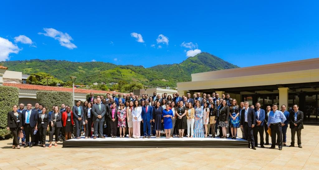 La Ministra @MariaLuisaHayem participó en el Foro de Desarrollo Regional de @ITUAmericas, un espacio de conexión, innovación y transformación digital. #ITURDF 🌎📡
