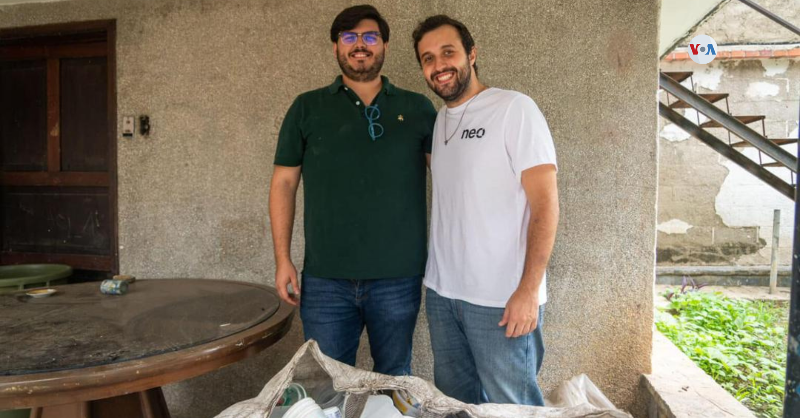 VozdeAmerica's tweet photo. Taller Neo: un éxito de reciclaje en Caracas. Dos emprendedores venezolanos, Gabriel Santana y Alberto Alfonso, conversaron con la VOA sobre el éxito de su iniciativa que tiene como foco el cuidado del medio ambiente. https://t.co/3SvwnKV7rx