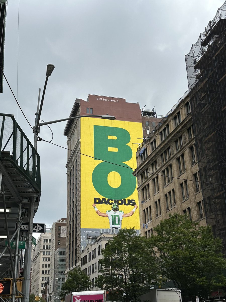 A Bo Nix poster was put up in New York City today🔥

(h/t <a href="/zacharycneel/">Zachary Neel</a>, <a href="/TheGuyOlson/">Guy Olson</a>) 

on3.com/college/oregon…
