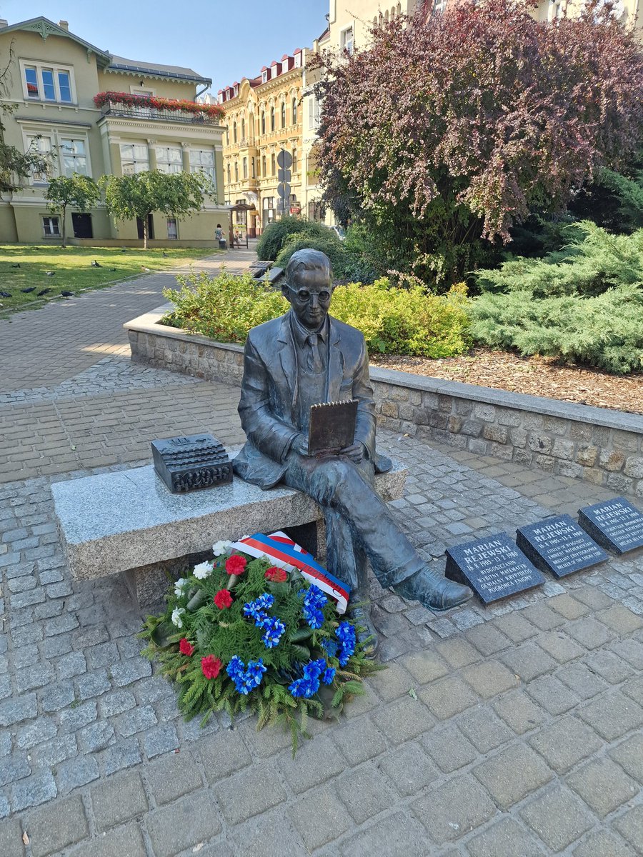 Nitkiewicz_Irek's tweet photo. 🇵🇱16 sierpnia 1905 roku w Bydgoszczy urodził Marian Rejewski.
Polski matematyk i kryptolog, który złamał szyfr #Enigmy , najważniejszej maszyny szyfrującej używanej przez hitlerowskie Niemcy, porucznik Armii Polskiej. #Rejewski #MarianRejewski
#Enigma #Bydgoszcz https://t.co/uJxqhshlZP