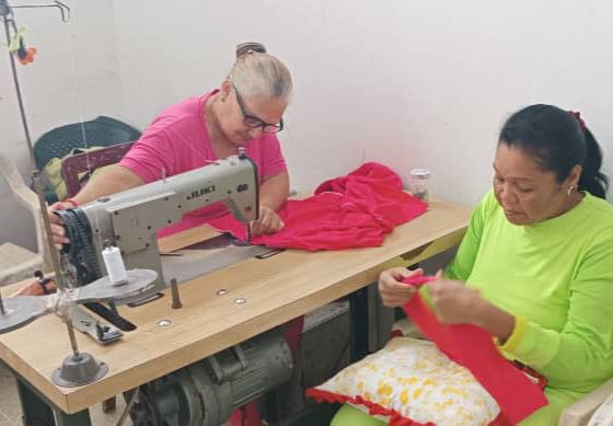 Este miércoles #16AGO las privadas de libertad del Instituto Nacional de Orientación Femenina #Inof continúan en las labores de textilería con el corte, diseño y confección de uniformes para la referida población.