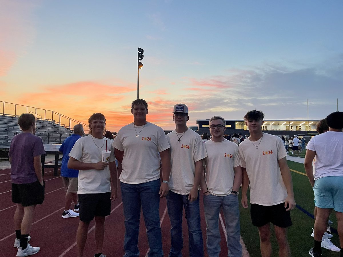 ritapintavalle's tweet image. Senior Sunrise 🌅 starting off the year with food, fun and fellowship @BwoodBucs @J_Renaissance #whereyafrom #youmatter #bucpride