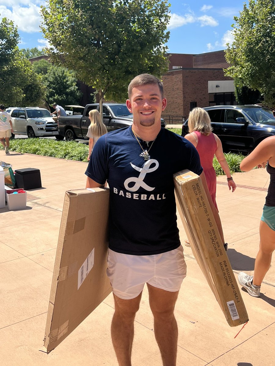 Out here with my buddy @TannerT48656904 getting these freshmen moved in. <a href="/LongwoodBase/">Longwood Baseball</a> <a href="/LongwoodLancers/">Longwood Lancers</a> #moveinday #LongwoodU