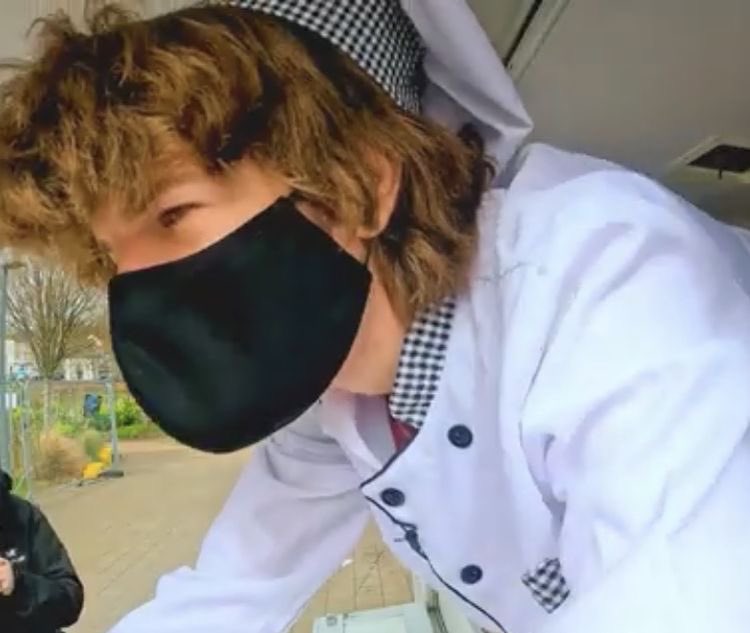 RandomisedBoo's tweet image. order.. up? -🎸