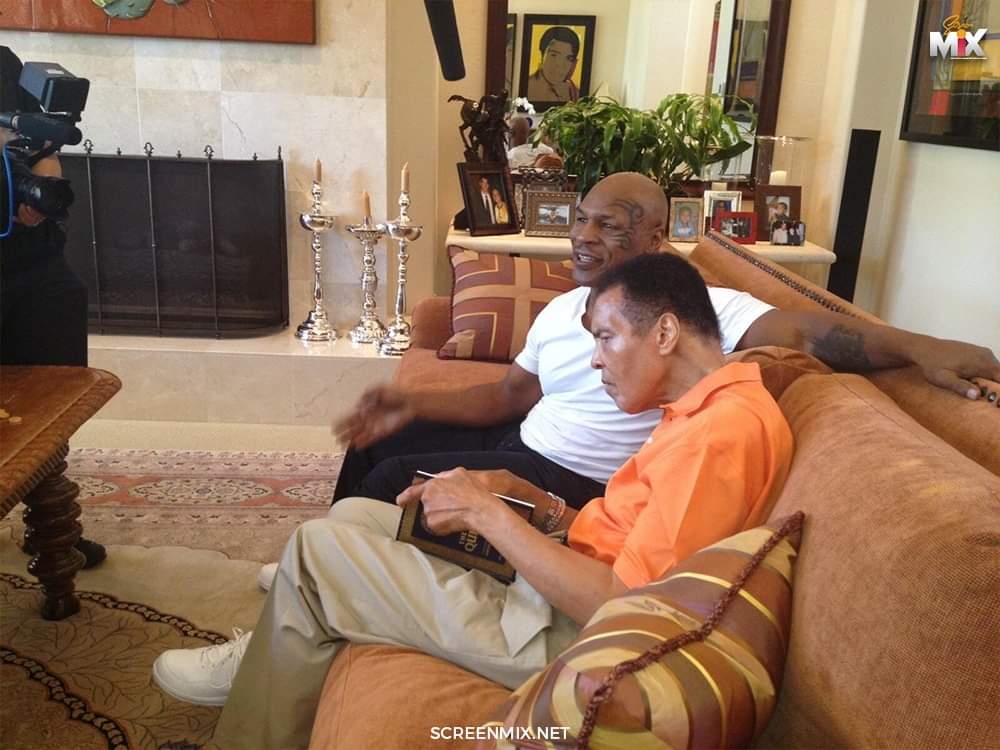 الاسطورة محمد علي كلاي يقرأ القرآن الكريم رفقة مايك تايسون ❤️