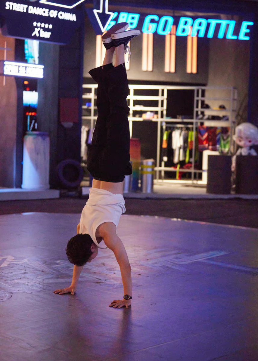 anstiny1621's tweet photo. ผู้ชม #OneAndOnly หลายคนอาจจะไม่ทราบว่านักแสดง #หวังอี้ป๋อ เป็นนักเต้นด้วยสตรีทแดนซ์ด้วย ถึงจะห่างหายไปเป็นไอดอลแต่ความจึ้งของเขา Come Back! ด้วย SDC ดีกรีกัปตันของแชมป์ SDC 3 และ 4 เธรดนี้จะมาแนะนำการเต้น street dance แต่ละแบบ โดยคลิปของ #WangYibo https://t.co/ap9GvW8UEF