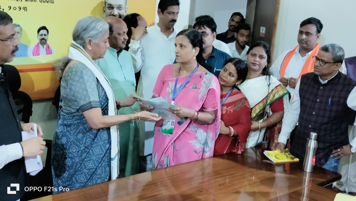 National Small Savings Agents Association, India (@nssaa_i) on Twitter photo Many many thank you Madam Mrs. Nirmala Sitharaman ji for giving your precious time to National Small Savings Agents Association, India's Odissa team headed by Mrs. Sarita Sahoo. We shall be very obliged if you consider our appeal. <a href="/nsitharaman/">Nirmala Sitharaman</a> Many many thank you Madam Mrs. Nirmala Sitharaman ji for giving your precious time to National Small Savings Agents Association, India's Odissa team headed by Mrs. Sarita Sahoo. We shall be very obliged if you consider our appeal. <a href="/nsitharaman/">Nirmala Sitharaman</a>