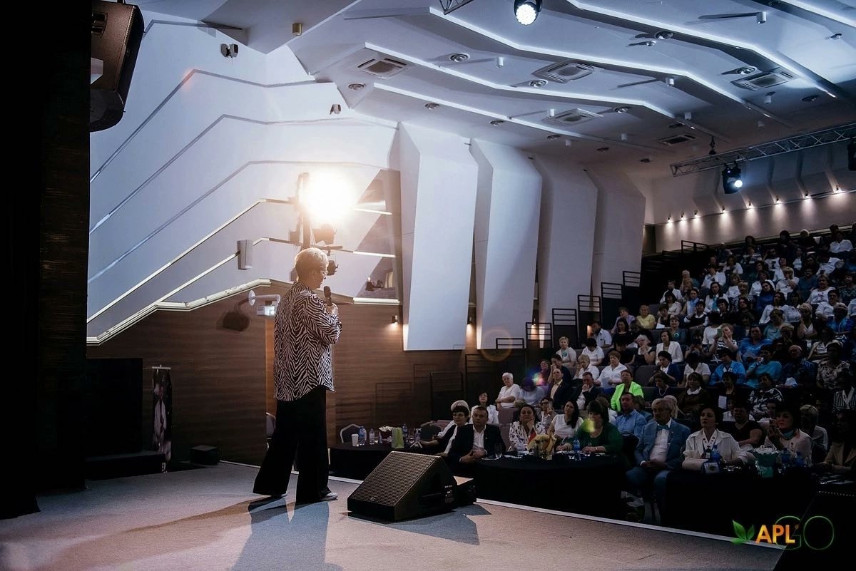 apl_go's tweet image. 🎙Выступать на сцене – это всё равно что водить машину, готовить или заниматься спортом: чем больше этим занимаешься, тем лучше это выходит и тем большее доставляет удовольствие. 
 
🎙 Сколько выступлений на вашем счету? Когда и где выступали в последний раз? 
 
#aplgo