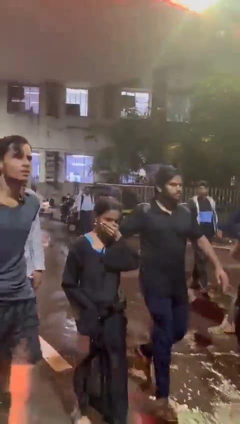 ReignsAshish06's tweet photo. After securing the girl child from love jihad now our people are trying to arrest saviours by saying goons.
Bandra terminus authority should be arrested for not cooperating and securing the girl.
@Dev_Fadnavis @ShelarAshish 
@ganeshmpandey @NiteshNRane 
@YashMishraBJP #LoveJihad https://t.co/POYPARe6nr