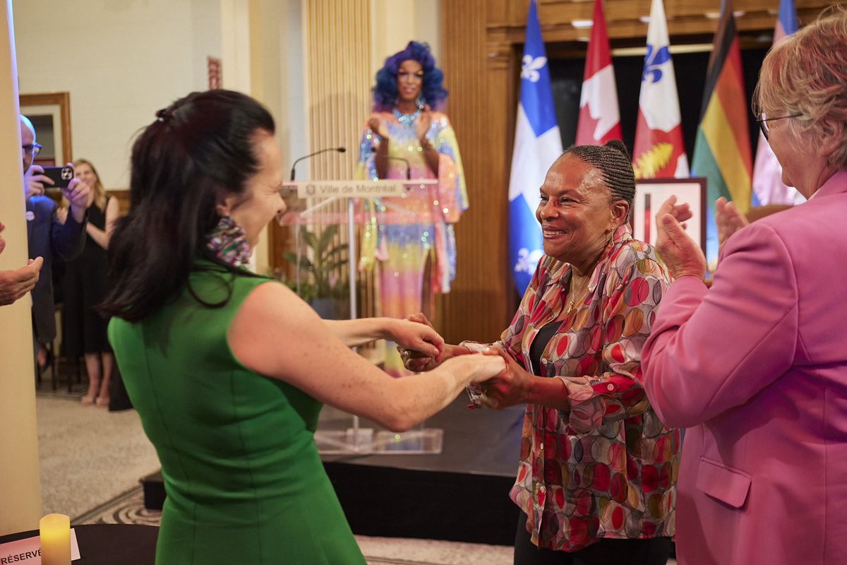 Val_Plante's tweet photo. J’ai eu le grand honneur de nommer Christiane Taubira (@ChTaubira) en tant que citoyenne d’honneur de la Ville de Montréal lors d’un événement organisé pour souligner les luttes et victoires des communautés LGBTQ2IA+. 🏳️‍🌈🏳️‍⚧️

Merci à vous, madame Taubira, pour votre engagement à la défense de nos valeurs communes d’inclusion et d’égalité. Vous êtes une inspiration pour nous toutes et tous!

#polmtl 📸 Sarah Latulippe