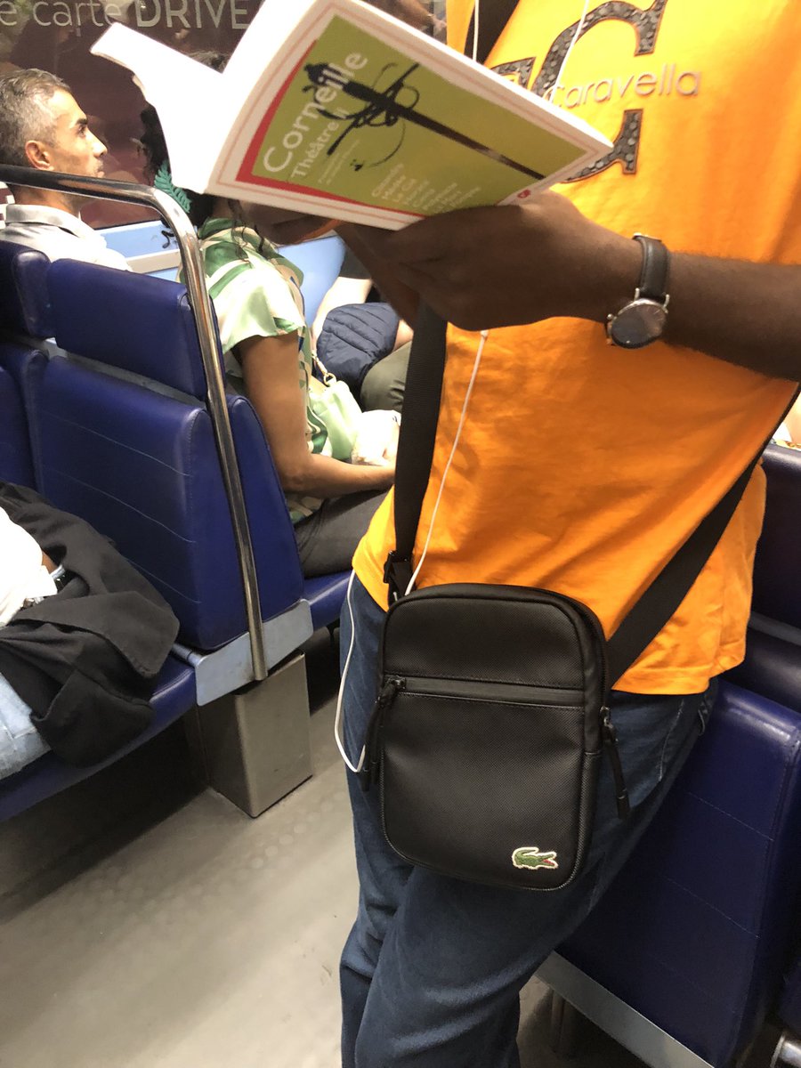 Ça lit Corneille dans le métro avec la sacoche Lacoste qui va bien. #Liredanslemetro