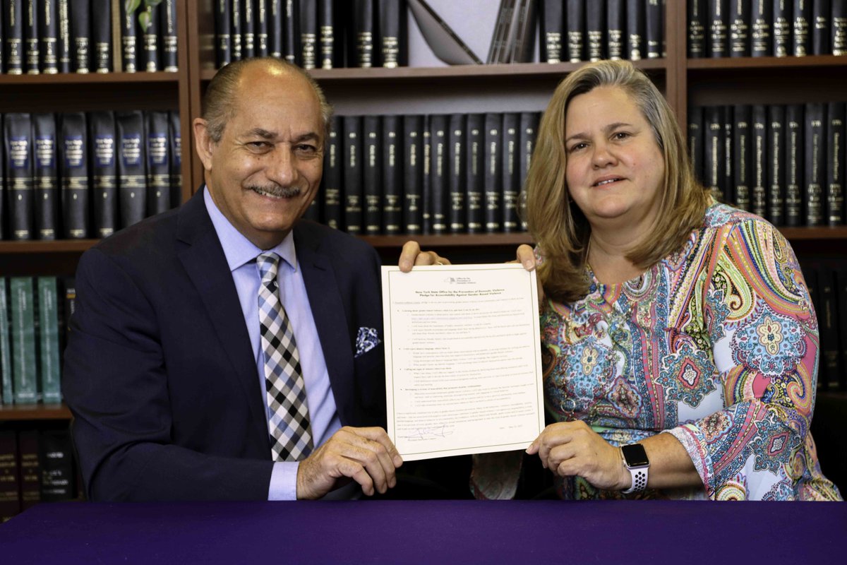 NYSOPDV's tweet photo. President Linares and @NYSHESC have taken the #PledgeOfAccountability! Thank you for committing to #StartTheConversation about #GenderBasedViolence and standing with #Survivors! You can take the pledge online: https://t.co/6H8Tgie9ON https://t.co/xGUVd5SYNX