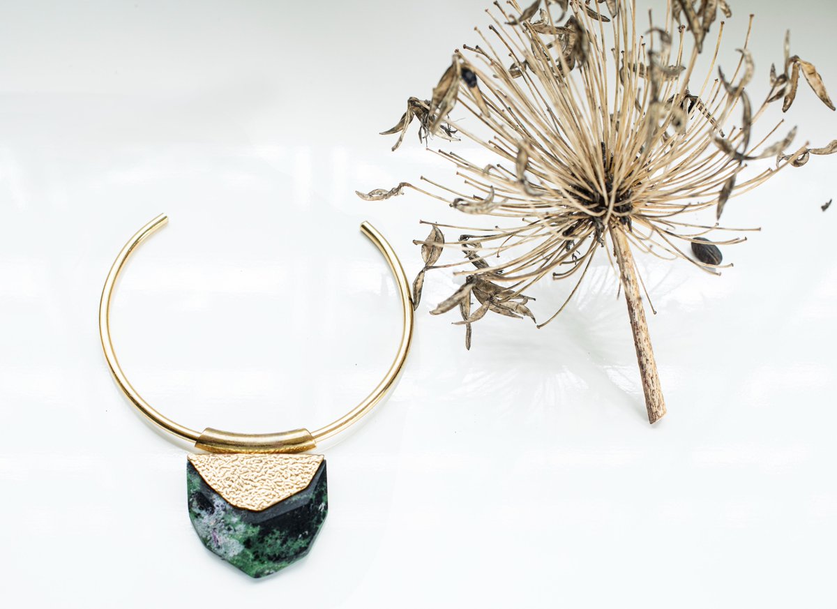 AdeleDejak's tweet image. Finding beauty in the tiniest details. 🔍💕 #ExquisiteCraftsmanship #ArtistryInMetal

#AdeleDejak #sustainablefashion #jewellerylover #madeinKenya #handmade #brassjewellery #Africanjewellery #Africanluxury #affordablekuxury #brassjewellery #recycledbrass