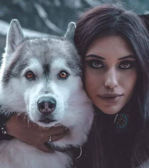 Él es para ella su lugar seguro, el abrazo perfecto, la morada del corazón..
Ella es para él la dulce esencia del alma, un beso de amor, una sonrisa que calienta los inviernos del corazón.