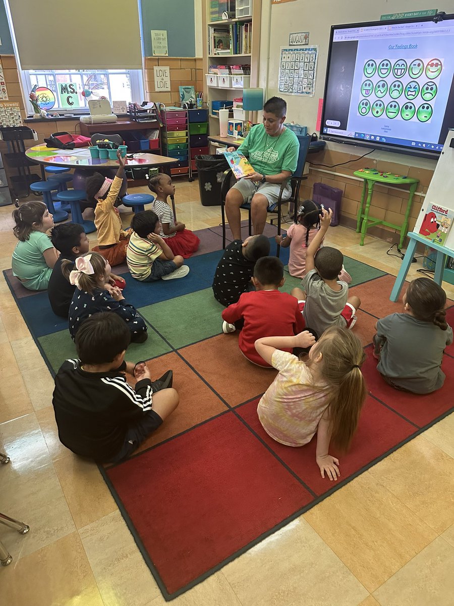 chief_officers's tweet photo. A great first day for Arlington Elementary. Our kindergarten students are excited and happy to start school. #FCPSKY #TeamNotGroup https://t.co/nrU1u8FPrx