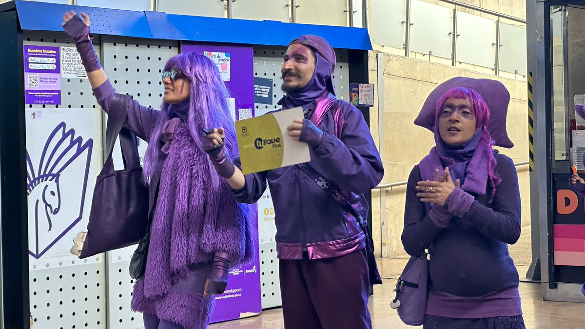 TransMilenio's tweet photo. También estamos con nuestro #ComboVioleta promoviendo mensajes de cultura y del pago del pasaje para todos nuestros usuarios.
#LaCulturaNosMueve https://t.co/soYDKO9x7R