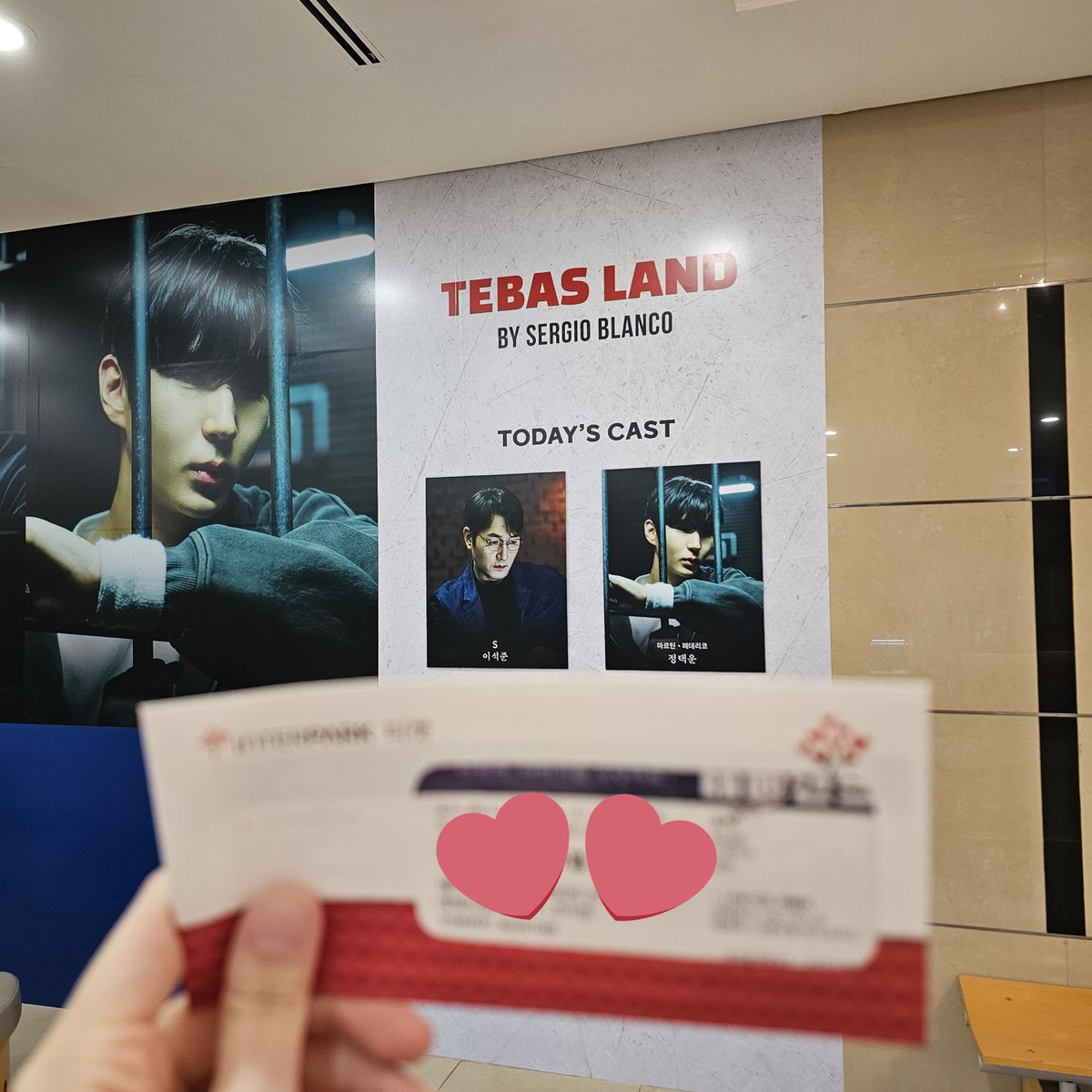 NvioletPink's tweet photo. @JUNGTW_LEO 
오늘 첫 관극이었는데
보는 내내 많은 생각을 하게 하는
극이었던 것 같아요
사진 세 장은 끝내 못봤지만😂😂
훌륭한 연기 보여줘서 고마워요😎🏀 https://t.co/2m1TZgSPAQ