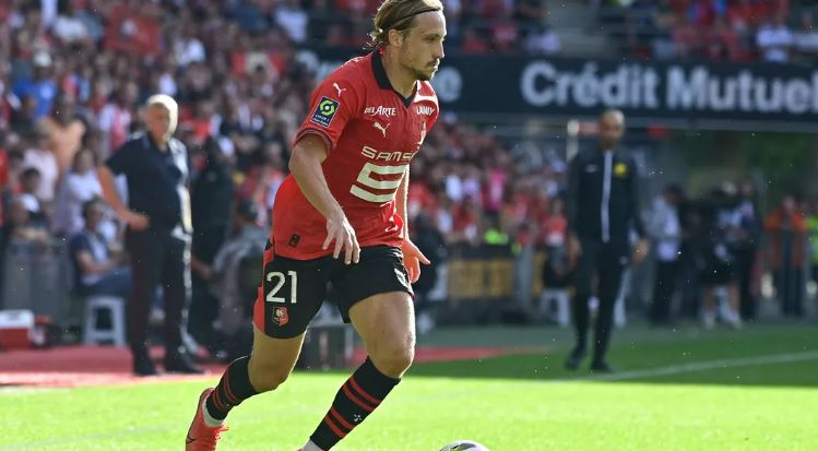AL24Francais's tweet photo. Le club allemand VFL Wolfsburg a annoncé ce mercredi le recrutement du milieu de terrain international #croate Lovro
Majer, en provenance du club français Stade Rennais, au sein duquel il avait évolué pendant les deux précédentes saisons.
#Football #Allemagne #club #transfert https://t.co/ZOi2DFd6bp