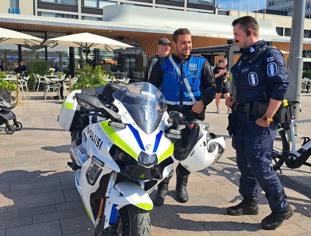 1/2 "Poliisi haluaa olla näkyvillä ja jalkautua. Turvallisuudesta pidetään huolta yhteistyöllä, juurisyitä ratkoen", totesi komisario Juhani Malmberg Lounais-Suomen poliisilaitoksen ennaltaestävästä toiminnosta. 

#lspoliisi #poliisi #turvallisuus #yhteistyö #turku #turkucenter