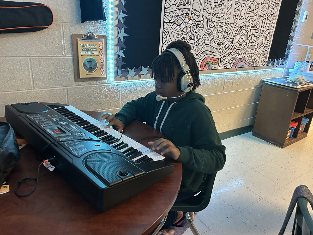 ChicopeeWoods's tweet photo. Mrs. Odell’s students enjoy engaging their creative side during morning arrival. 🎹🎸🎶 @Hall_Schools @odie2teach #musicmakesyousmarter #championingstudents https://t.co/KZ7T5hpJsi