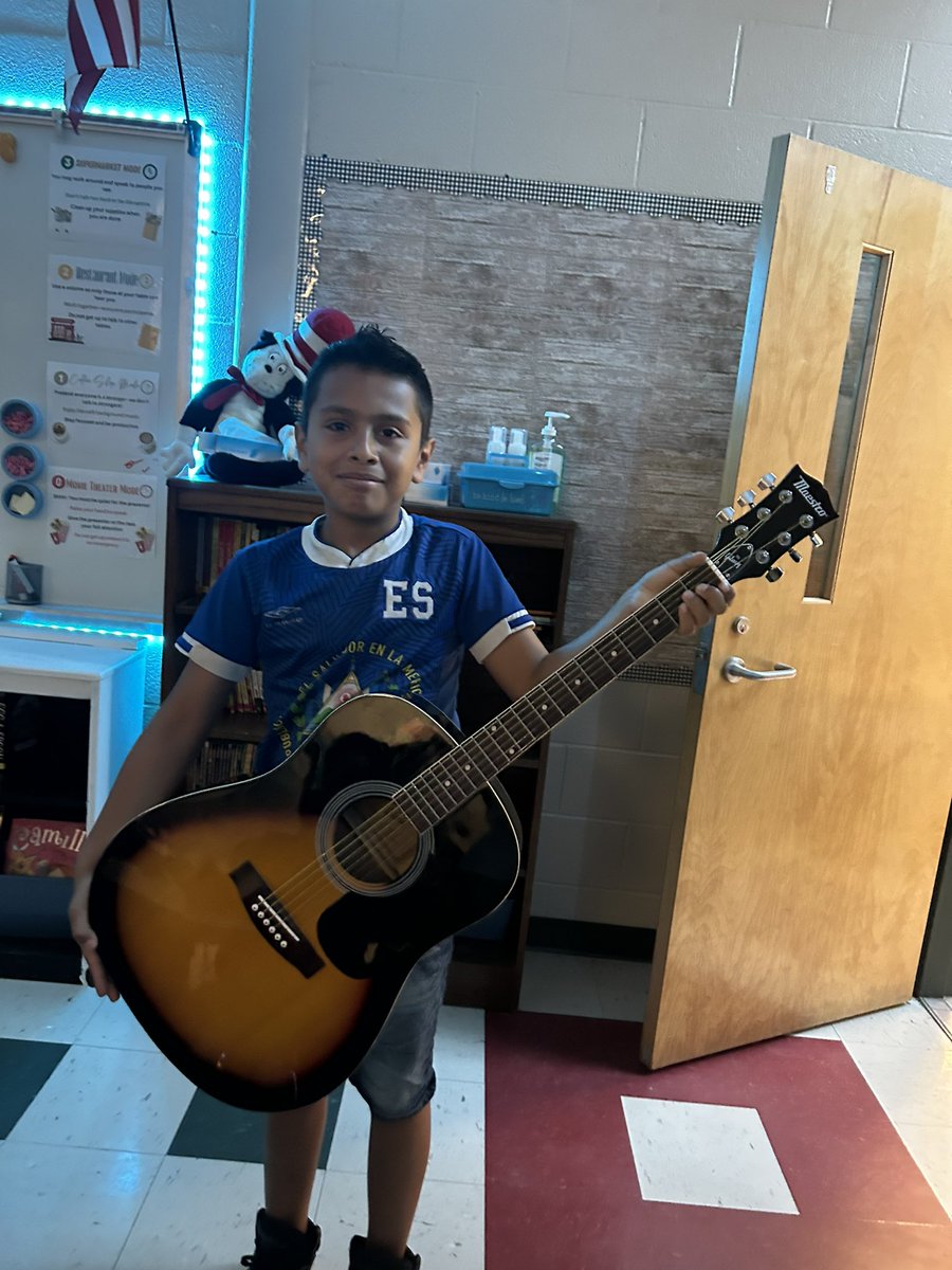 ChicopeeWoods's tweet photo. Mrs. Odell’s students enjoy engaging their creative side during morning arrival. 🎹🎸🎶 @Hall_Schools @odie2teach #musicmakesyousmarter #championingstudents https://t.co/KZ7T5hpJsi