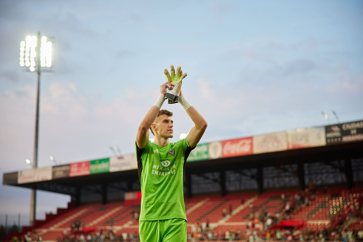 CDMirandes's tweet photo. ⛔️ @luiss25_ 
☝🏻 𝗣𝗼𝗿 𝗮𝗾𝘂𝗶́ 𝗻𝗼.

Primera portería a cero del guardameta rojillo https://t.co/6oG7HCetnU