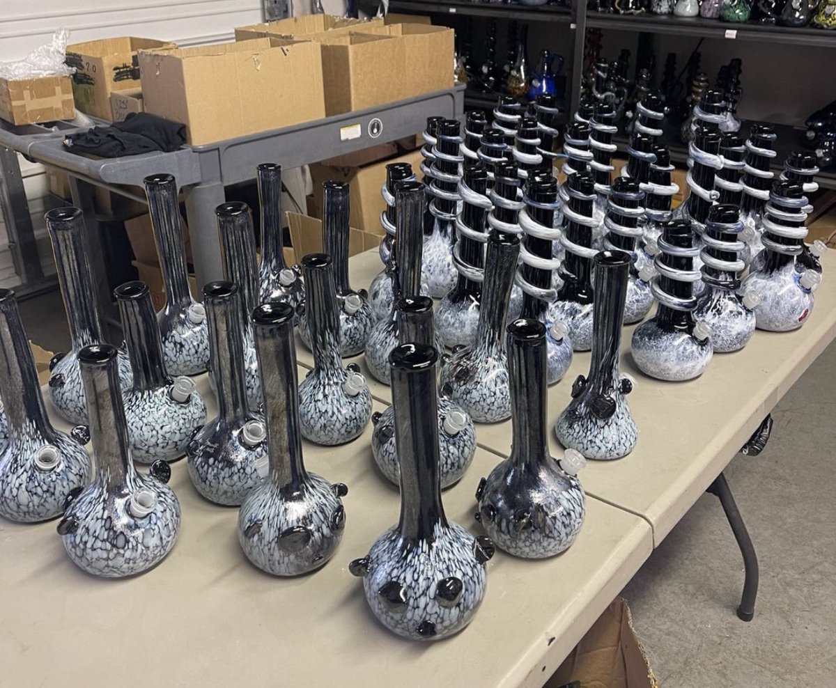 Good Morning Puffers 💨

Did someone say Panda Bongs 👀

That’s right! PANDA BONGS!!

Just another utility provided to our holders.

Proud to be part of such a journey.

PUFF PUFF PASS MFERS! LFG

Carpe Diem Pandas 🐼👊🏽