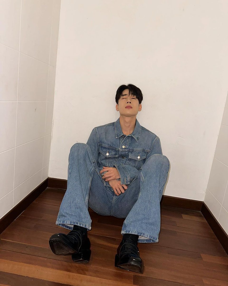 Lakinya stay at home
Bininya asik diluar xD