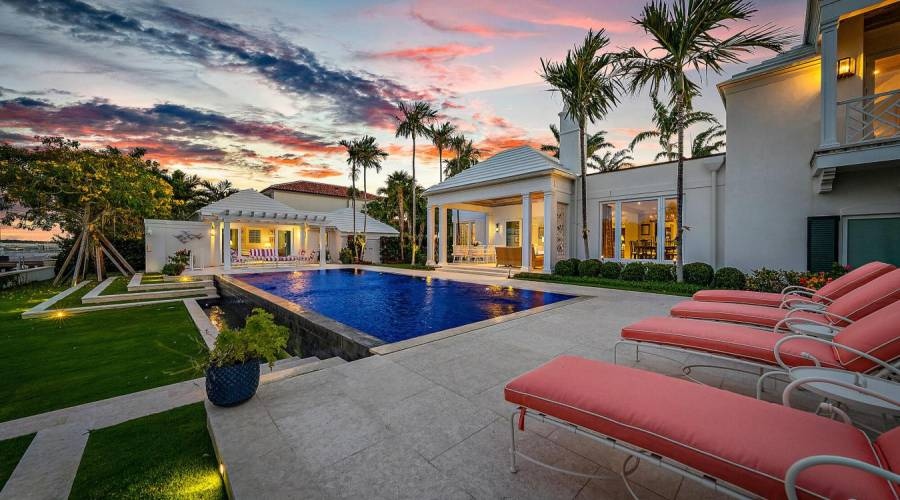 uniquehomeslux's tweet photo. The Epitome of Palm Beach Chic on Everglades Island. This house is a true #Bermudastyle house w/ 150 ft of direct #waterfront.
-#PalmBeach #Florida
-7 Beds, 5 Baths
Liza Pulitzer | (561) 805-5040 | https://t.co/GRdKjC4ibG https://t.co/TSjkU6wITy