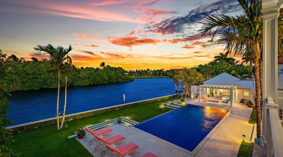 uniquehomeslux's tweet photo. The Epitome of Palm Beach Chic on Everglades Island. This house is a true #Bermudastyle house w/ 150 ft of direct #waterfront.
-#PalmBeach #Florida
-7 Beds, 5 Baths
Liza Pulitzer | (561) 805-5040 | https://t.co/GRdKjC4ibG https://t.co/TSjkU6wITy