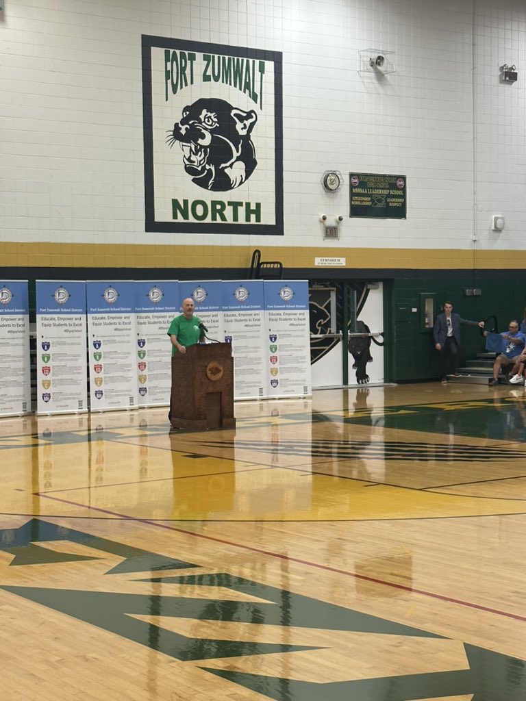 FZSDtechcoach's tweet image. Getting excited for the new school year at the @FZSchools Northside rally! #fzequiptoexcel