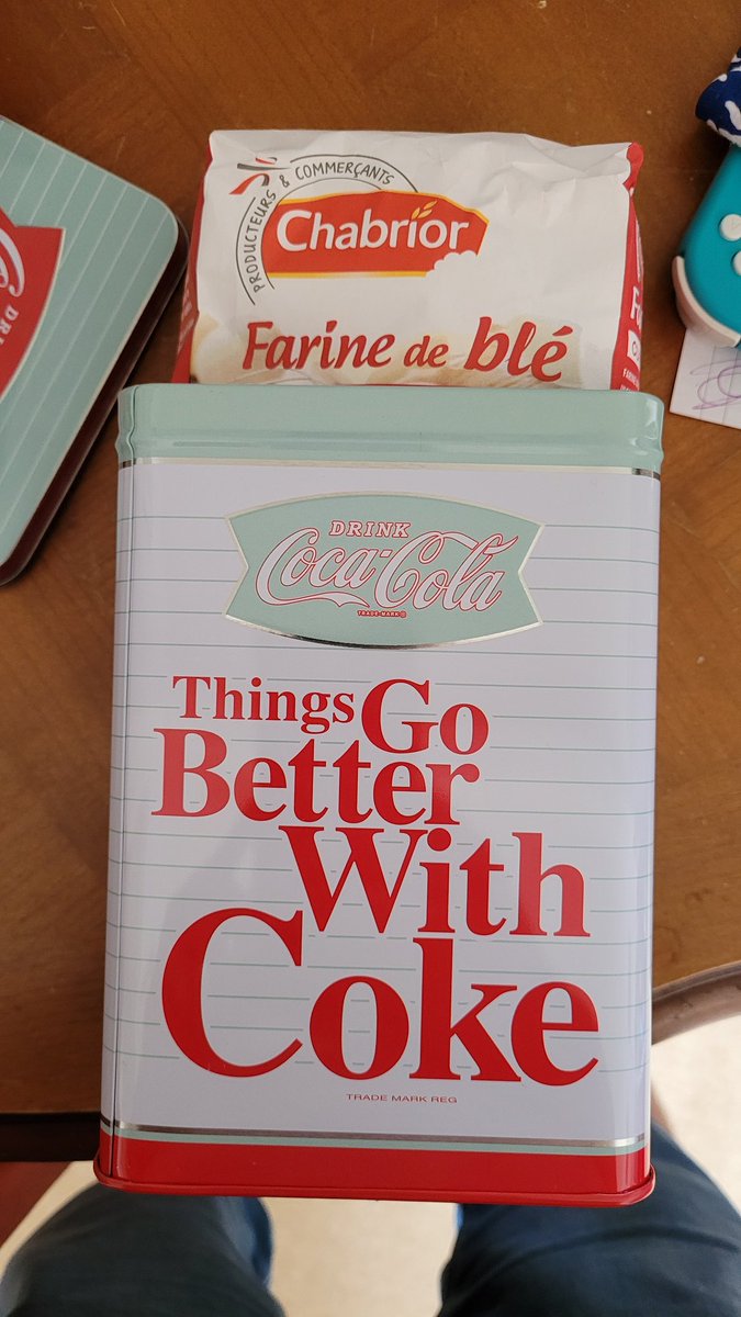 Quitte à ce que @cocacolafr fasse des slogans douteux, autant pousser le délire à fond et utiliser la boîte à bon escient. #farine #coke #Cocacola #badumtss