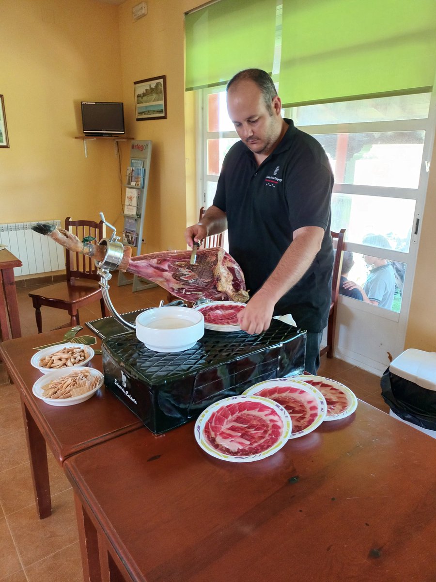 Disfrutando de un buen jamon despues del torneo de golf restaurante el Aljibe de Medinaceli