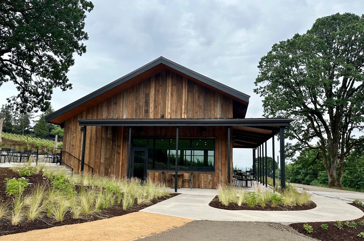 Centred amidst the vines of its Découverte Vineyard is @resonancewines new tasting room Salon. Opened in June 2023, it effortlessly blends into the picturesque landscapecreating a truly captivating visitor experience: tinyurl.com/3jck4bkw #wine #WineWednesday #winelover