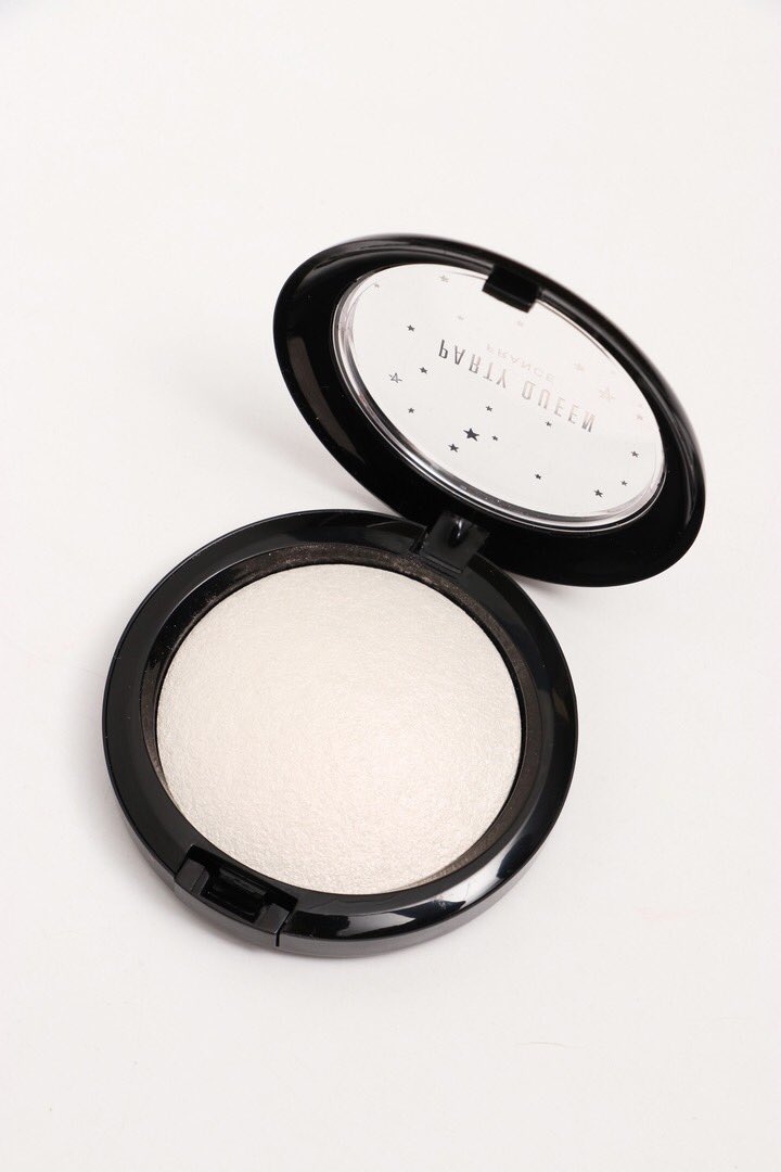 DTOnlineStore's tweet photo. Name: Baking Powder
Shade: No#1
Brand: Party Queen
Illuminator Powder Eclate
Note: Actual product color may vary slightly from the image due to the color variations of each photograph and each mobile screen.

Actual Price: 1300
Discount Price:1000 https://t.co/jZVsAhcxow