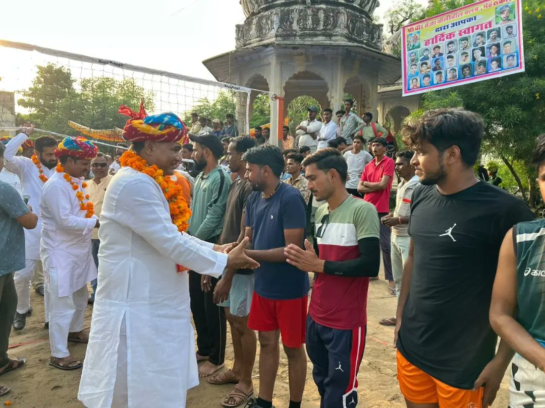 anilmittalkekri's tweet photo. आज केकड़ी विधानसभा क्षेत्र के ग्राम मेहरूकला में आयोजित " वीर तेजा 17 वीं वॉलीबॉल प्रतियोगिता " के विशाल एवं भव्य कार्यक्रम में मुख्य अतिथि के रूप में शामिल हुआ ! 

साथ ही कार्यक्रम के दौरान मेहरुकला में स्थित श्री वीर तेजाजी महाराज के दर्शन किए !

#anilmittalkekri https://t.co/k0u8mRHsYV