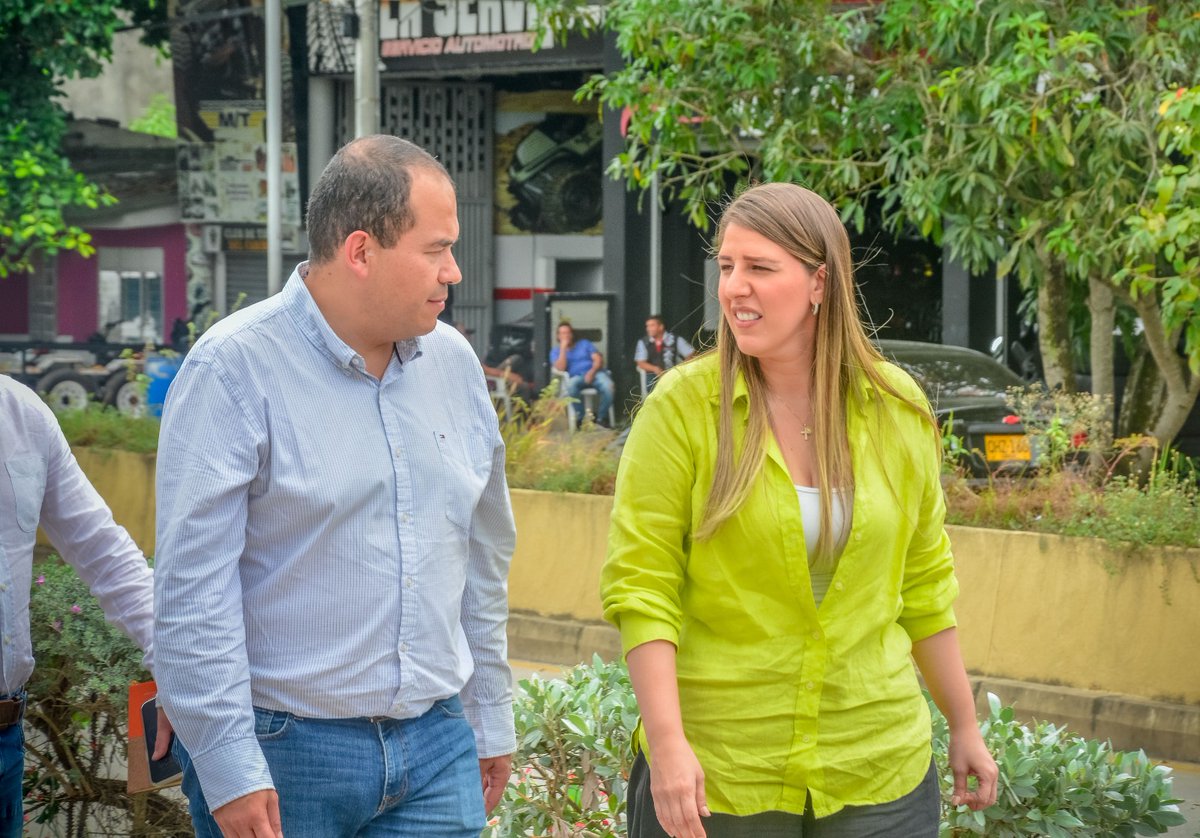 MinTransporteCo's tweet photo. El coordinador de la Unidad de Movilidad Urbana Sostenible Luis Acosta, junto con el equipo del DNP y @MinTransporteCo verifican requisitos previos al SETP en Sincelejo. Acompañamos a las regiones en su camino hacia una movilidad sostenible. 
¡Por una transición exitosa! https://t.co/OF2KlVFvoL