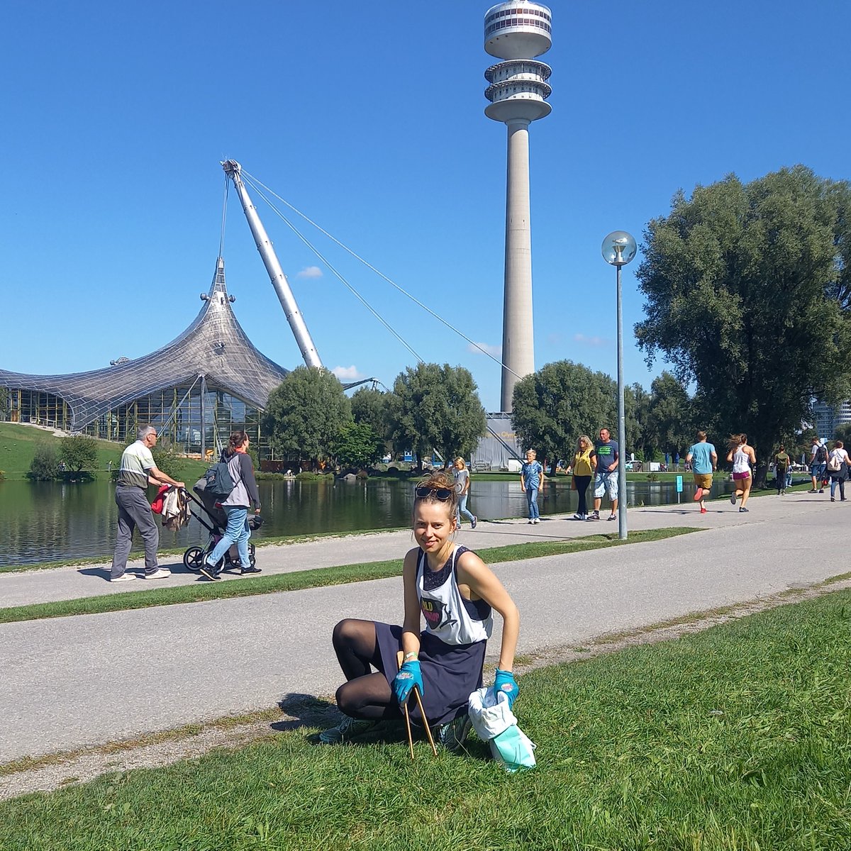 Eine #Projektmanagerin räumt auf! 💪🌍 Sonja Wilhelm arbeitet am @StraschegCenter und engagiert sich auch privat für die Umwelt im Rahmen des #WorldCleanUpDay. Der Nächste findet am 16. September 2023 statt. #hochschulemünchen #umweltschutz