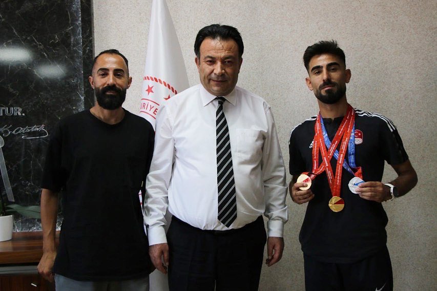 İl Müdürümüz Bahameddin Karaköse Çin'de düzenlenen 31.Dünya Üniversiteler Oyunlarında Atletizm Yarı Maratonda Dünya Şampiyonu olan Develi İncesu Ortaokulu Beden Eğitimi Öğretmeni Sezgin Ataç'ı makamında kabul etti

<a href="/tcmeb/">Millî Eğitim Bakanlığı</a> <a href="/kayserivaliligi/">T.C.Kayseri Valiliği</a> <a href="/gokmen_cicek_/">Gökmen Çiçek</a> <a href="/senolesmer/">Şenol Esmer</a> <a href="/BahameddinK/">Bahameddin KARAKÖSE</a>